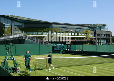 Tennis - 2010 Wimbledon Championships - Day One - The All England Lawn Tennis and Croquet Club. Visione generale del personale di base che prepara il tribunale numero 8 a Wimbledon Foto Stock