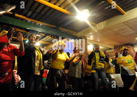 I locali ballano nonostante la loro squadra sia stata eliminata dalla Coppa del mondo dopo la partita del Gruppo A tra il Sud Africa e la Francia in un piccolo bar nella cittadina di New Brighton, Nelson Mandela Bay, Sudafrica. Foto Stock