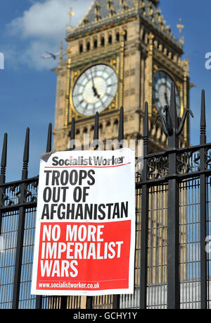 Un segno sulle ringhiere durante una piccola dimostrazione da parte di manifestanti anti della guerra in Piazza del Parlamento nel centro di Londra. Foto Stock