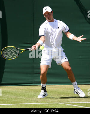 Jamie Baker della Gran Bretagna in azione contro Andreas Beck della Germania durante il secondo giorno dei Campionati di Wimbledon 2010 all'All England Lawn Tennis Club di Wimbledon. Foto Stock