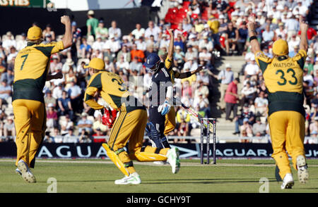 I giocatori australiani festeggiano mentre il capitano d'Inghilterra Andrew Strauss viene catturato dal wicketkeeper Tim Paine fuori dal bowling di Ryan Harris durante la prima partita Natwest One Day International al Rose Bowl, Southampton. Foto Stock