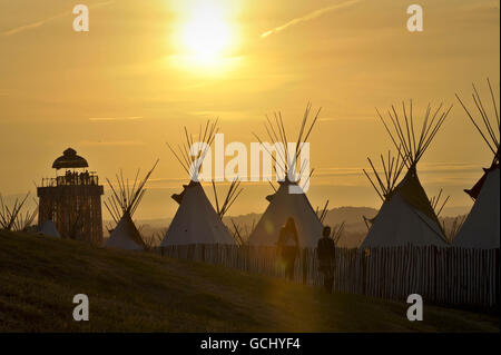 Il campo da tè è immerso in una gloriosa luce gialla durante un magnifico tramonto al Glastonbury Festival 2010, Worthy Farm, Pilton, Somerset. Foto Stock