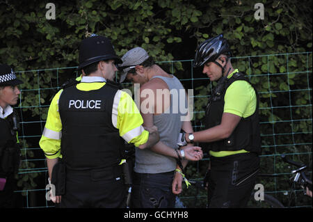 Un uomo viene arrestato presso il cerchio di pietre al Glastonbury Festival 2010, Worthy Farm, Pilton, Somerset. Foto Stock