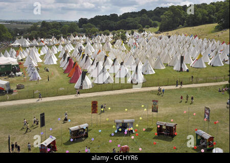 Una visione generale del campo di teepee il giorno in cui la musica inizia al Festival di Glastonbury 2010, il 40° anniversario dell'evento, presso Worthy Farm, Pilton, Somerset. Foto Stock