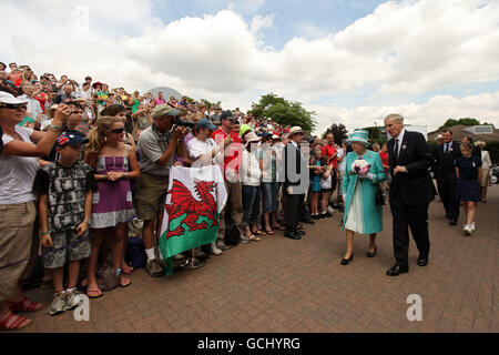 Tennis - 2010 Wimbledon Championships - Day Four - The All England Lawn Tennis and Croquet Club. La Regina Elisabetta II partecipa al Wimbledon Lawn Tennis Championships il giorno 4 all'All England Lawn Tennis and Croquet Club di Londra. Foto Stock