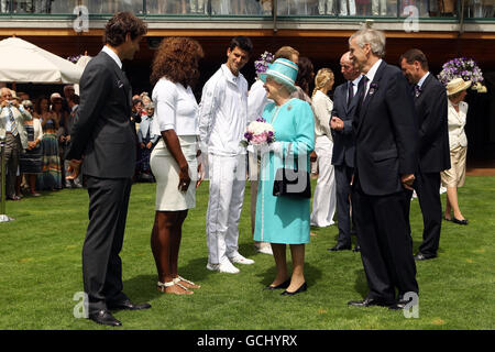 La regina Elisabetta II incontra (da sinistra a destra) Roger Federer, Serena Williams, Novak Djokovic, Andy Roddick, Venus Williams e Caroline Wozniacki mentre frequenta i Campionati di Tennis sul prato di Wimbledon il giorno 4 all'All England Lawn Tennis and Croquet Club di Londra. Foto Stock