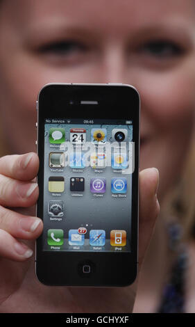 Jan Taylor tiene il suo nuovo iPhone fuori dall'Apple Store su Buchanan Street a Glasgow, mentre l'iPhone 4 va in vendita in tutto il Regno Unito. Foto Stock