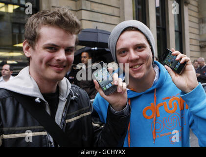 William Shaw (a sinistra) e David Polmie con i loro nuovi iPhone al di fuori del negozio Apple su Buchanan Street a Glasgow, mentre l'iPhone 4 va in vendita in tutto il Regno Unito. Foto Stock