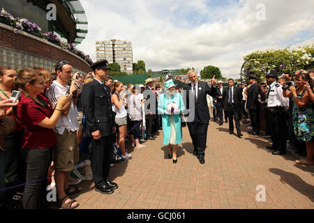 Tennis - 2010 Wimbledon Championships - Day Four - The All England Lawn Tennis and Croquet Club. La Regina Elisabetta II partecipa al Wimbledon Lawn Tennis Championships il giorno 4 all'All England Lawn Tennis and Croquet Club di Londra. Foto Stock