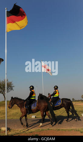 Calcio - Coppa del Mondo FIFA Sud Africa 2010 - Inghilterra e Germania Flags - Royal Bafokeng Sports Complex Foto Stock