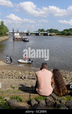 Hafencity Riverbus entra doganale Entenwerder porta per porta guida tour in Rothenburgssort, Amburgo, Germania Foto Stock