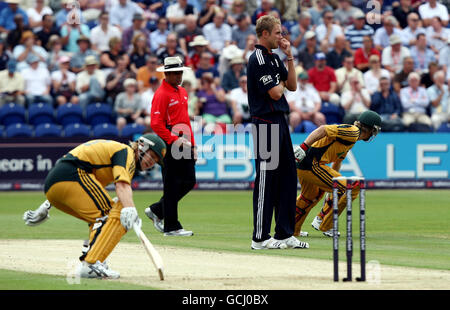 Stuart Broad in Inghilterra ha qualcosa da pensare, come gli apripista australiani Shane Watson e Tim Paine hanno iniziato un buon inizio durante il secondo One Day International allo Stadio SWALEC, Cardiff, Galles. Foto Stock