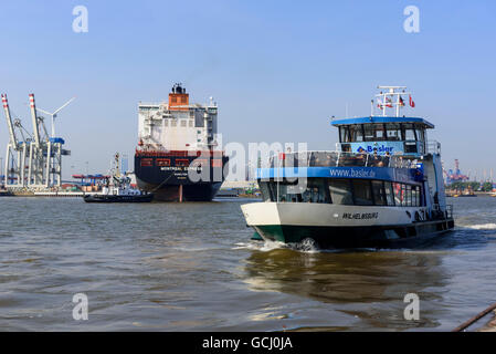 Nave è strappo nel dock 11 e ferry dock Altona, St. Pauli, Amburgo, Germania Foto Stock