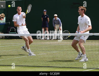 Great Britain's Jamie Murray (sinistra) e Jonathan Marray (destra) in Azione contro Daniel Nestor del Canada e Nenad Zimonjic della Serbia Foto Stock