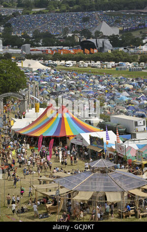 Una visione generale del luogo del festival il giorno in cui la musica inizia al Festival di Glastonbury 2010, il 40 ° anniversario della manifestazione, presso Worthy Farm, Pilton, Somerset. Foto Stock