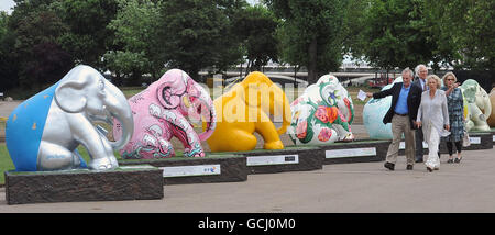 La duchessa di Cornovaglia è raffigurata con sculture di elefanti progettate come lei è scortata intorno alla mostra di Elephant Parade al Chelsea Hospital Gardens da suo fratello, Mark Shand. Foto Stock