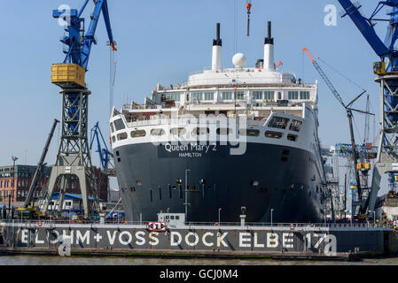 Cruiser Queen Mary 2 in bacino di carenaggio, St. Pauli, Amburgo, Germania Foto Stock