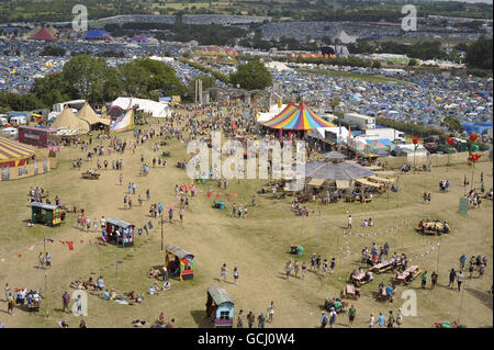 Una visione generale del luogo del festival il giorno in cui la musica inizia al Festival di Glastonbury 2010, il 40 ° anniversario della manifestazione, presso Worthy Farm, Pilton, Somerset. Foto Stock