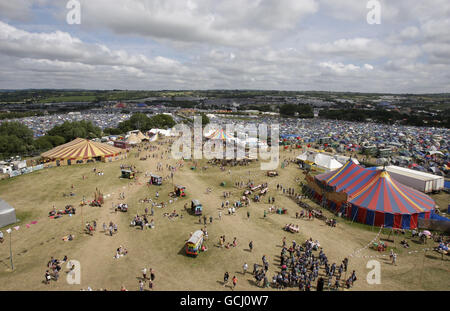 Una visione generale del luogo del festival il giorno in cui la musica inizia al Festival di Glastonbury 2010, il 40 ° anniversario della manifestazione, presso Worthy Farm, Pilton, Somerset. Foto Stock