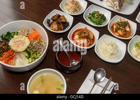 Bibimbab-riso e piatto di verdure e Bulgogi-carne alla brace, il ristorante Coreano Han Mi, Rentzelstr. 36, Amburgo, Germania Foto Stock