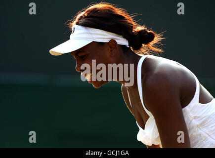 Venus Williams degli Stati Uniti reagisce dopo un colpo mancato mentre Venus e Serena Williams giocano a Dominika Cipolova e Anastasia Pavlyuchenkova durante il sesto giorno dei campionati di Wimbledon 2010 all'All England Lawn Tennis Club, Wimbledon. Foto Stock