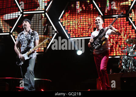 . Matt Bellamy of Muse (a destra) con l'ospite The Edge of U2 che si esibisce sul palco della Piramide durante il festival di Glastonbury a Somerset. Foto Stock