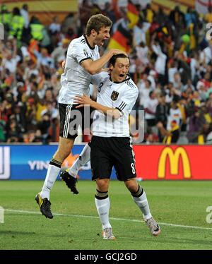 Il tedesco Thomas Muller festeggia il suo quarto gol con le parti Mesut Ozil (a destra) Foto Stock