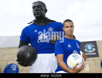 Jack Rodwell di Everton durante il lancio del nuovo kit Accanto alla statua di William Ralph 'Dixie' Dean anche vestito nel nuovo kit Foto Stock