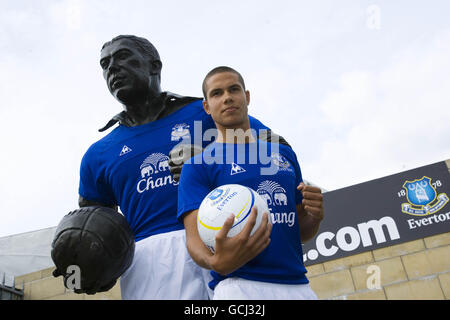 Jack Rodwell di Everton durante il lancio del nuovo kit Accanto alla statua di William Ralph 'Dixie' Dean anche vestito nel nuovo kit Foto Stock