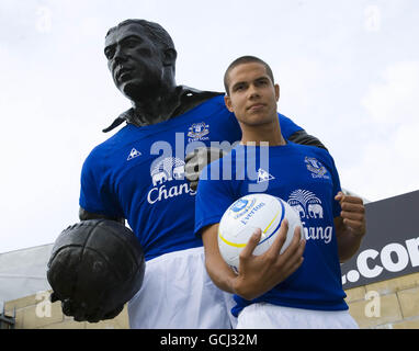 Jack Rodwell di Everton durante il lancio del nuovo kit Accanto alla statua di William Ralph 'Dixie' Dean anche vestito nel nuovo kit Foto Stock