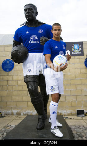 Jack Rodwell di Everton durante il lancio del nuovo kit Accanto alla statua di William Ralph 'Dixie' Dean anche vestito nel nuovo kit Foto Stock