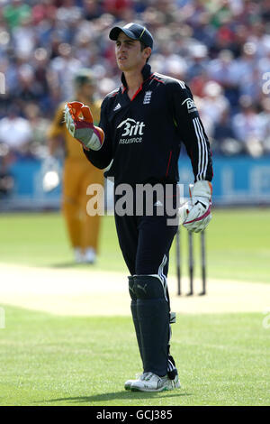 Cricket - NatWest Series - seconda Giornata Internazionale - Inghilterra / Australia - Stadio SWALEC. Craig Kieswater, wicketkeeper inglese Foto Stock