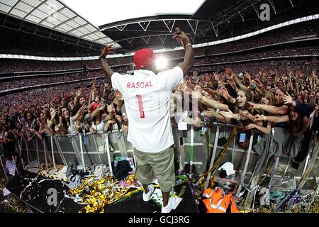 Dizzee Rascal sul palco durante il pallone estivo della capitale FM al Wembley Stadium. Foto Stock