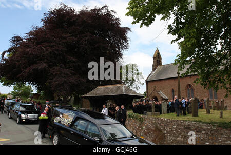 La bara di Garry Purdham arriva alla Chiesa di Santa Maria a Gosforth per i suoi funerali. Gary Purdham è stata una delle dodici vittime del massacro di Cumbria, avvenuto la scorsa settimana. Foto Stock