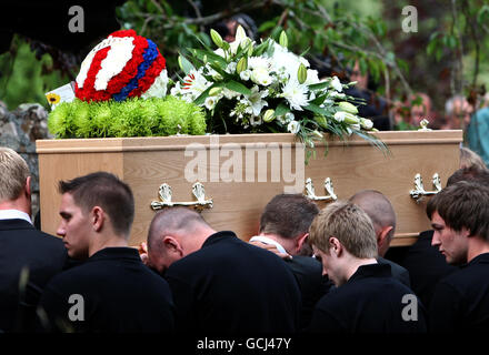 La bara di Garry Purdham arriva alla Chiesa di Santa Maria a Gosforth per i suoi funerali. Gary Purdham è stata una delle dodici vittime del massacro di Cumbria, avvenuto la scorsa settimana. Foto Stock