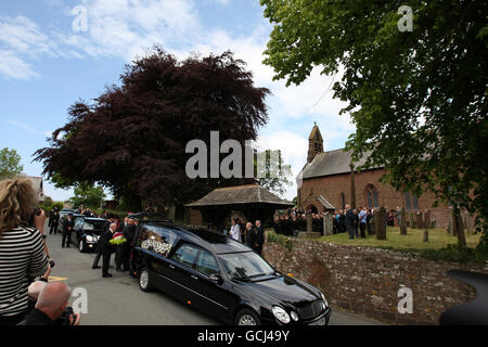 La bara di Garry Purdham arriva alla Chiesa di Santa Maria a Gosforth per i suoi funerali. Gary Purdham è stata una delle dodici vittime del massacro di Cumbria, avvenuto la scorsa settimana. Foto Stock