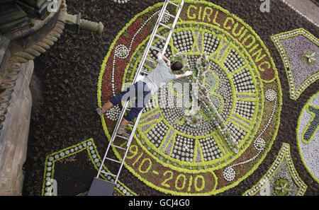 Un giardiniere mette il tocco finale al Floral Clock in Princes Street Gardens a Edimburgo. Foto Stock