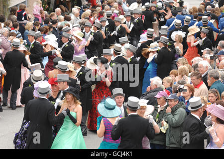 Una visione generale della danza del mezzogiorno che si svolge al giorno della Flora di Helston in Cornovaglia. La danza di mezzogiorno è la caratteristica danza durante una giornata di ballo e celebrazioni per le strade di Helston. L'evento antico si svolge annualmente all'inizio di maggio ed è precristiano con le sue origini nei riti pagani di Primavera e fertilità Foto Stock