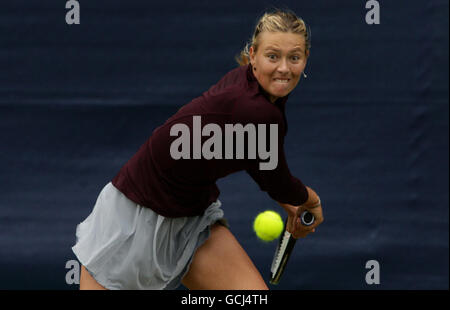 Maria Sharapova della Russia gioca un colpo nella sua vittoria contro il Bethanie degli Stati Uniti Mattek-Sands durante il classico AEGON all'Edgbaston Priory Club di Birmingham. Foto Stock