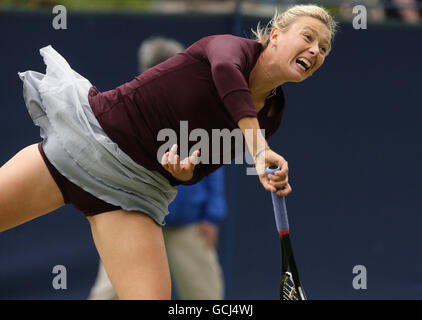 Maria Sharapova della Russia gioca un colpo nella sua vittoria contro il Bethanie degli Stati Uniti Mattek-Sands durante il classico AEGON all'Edgbaston Priory Club di Birmingham. Foto Stock