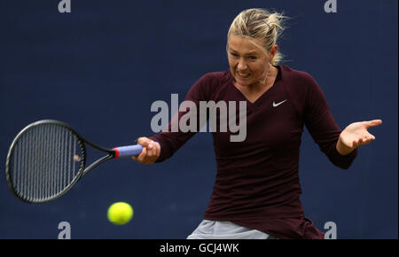 Maria Sharapova della Russia gioca un colpo nella sua vittoria contro il Bethanie degli Stati Uniti Mattek-Sands durante il classico AEGON all'Edgbaston Priory Club di Birmingham. Foto Stock