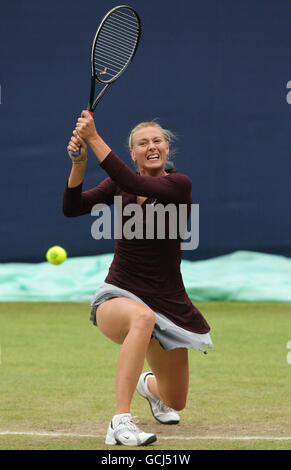 La russa Maria Sharapova gioca un colpo nella sua vittoria contro il compagno russo alla Kudryavtseva durante il classico AEGON al Priory Club Edgbaston di Birmingham. Foto Stock