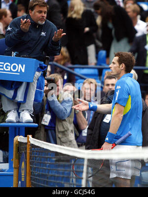 Andy Murray della Gran Bretagna si oppone con l'umpire Lars Guff mentre le cattive luci si fermano durante i Campionati AEGON al Queen's Club di Londra. Foto Stock