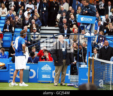 Tennis - Campionati AEGON 2010 - giorno quattro - il Club della Regina. USA's Mardy Fish (a sinistra) lamenta Lars Guff per la cattiva luce durante i campionati AEGON al Queen's Club di Londra. Foto Stock