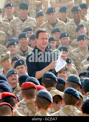 Il primo ministro David Cameron legge un messaggio ai soldati britannici dell'allenatore nazionale di calcio inglese Fabio Capello, descrivendoli come "eroi reali", mentre si trova a Camp Bastion nella provincia di Helmand durante la sua visita di due giorni in Afghanistan. Foto Stock