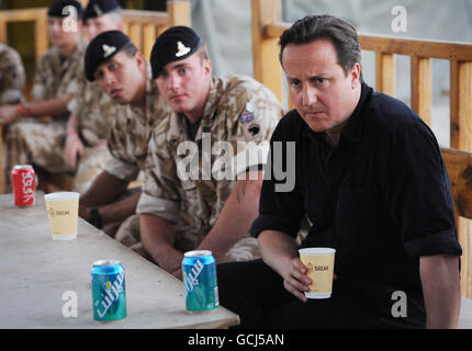 Il primo ministro David Cameron incontra i soldati britannici a Lashkar Gah nella provincia di Helmand, in Afghanistan, dove ha cenato con le truppe. Foto Stock