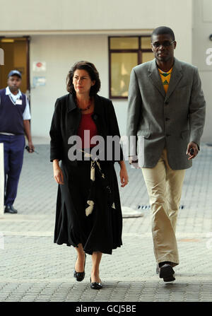 L'Alto Commissario britannico in Sudafrica Nicola Brewer cammina con il Ministro degli insediamenti umani Madala Masuku (a destra), mentre arriva a Nelspruit medi-Clinic, Nelspruit, Sudafrica, dove gli studenti britannici feriti in un incidente di pullman sono attualmente in cura. Foto Stock