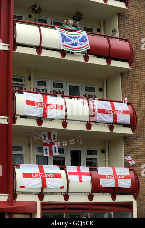 Calcio - Coppa del mondo FIFA Sud Africa 2010 - sostenitori in Inghilterra - Leeds. Le persone in un alto blocco di appartamenti a Leeds mostrano il loro sostegno per la squadra di calcio inglese con bandiere drappate attraverso i loro balconi. Foto Stock