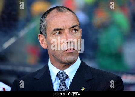 Calcio - Coppa del mondo FIFA Sud Africa 2010 - Gruppo e - Giappone contro Camerun - Stadio di Stato libero. Paul le Guen, allenatore del Camerun Foto Stock