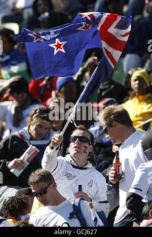 Calcio - Coppa del mondo FIFA Sud Africa 2010 - Gruppo F - Nuova Zelanda / Slovacchia - Stadio Royal Bafokeng. Un fan neozelandese fa ondate una bandiera negli stand. Foto Stock